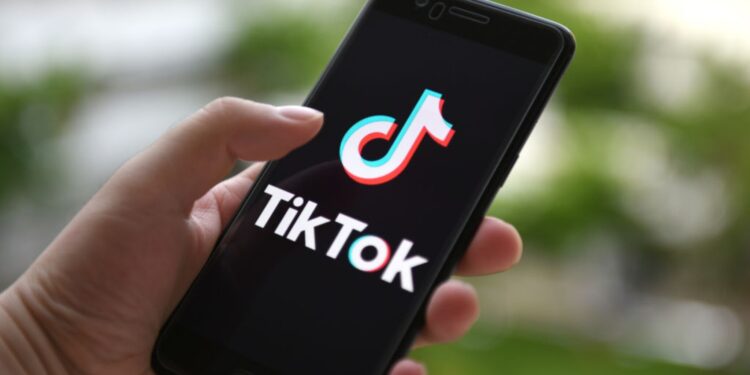 Qëndroni me orë të tëra, por ky rrjet social iu vjedh të dhënat personale më shumë se gjithë platformat