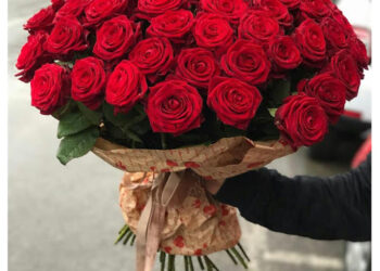 Vala largmit e të rinjve, lule po dërgojnë çunat e Londrës për të dashurat e tyre ditën e Shën Valentinit