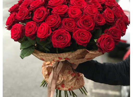 Vala largmit e të rinjve, lule po dërgojnë çunat e Londrës për të dashurat e tyre ditën e Shën Valentinit