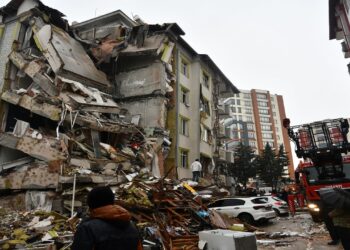 U nxorr gjallë nën rrënojat e tërmetit shkatërues, rrëqeth vogëlushja: Shpëtoni nënën time