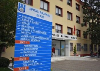 U preu rrugën, dy të rinjtë dhunojnë barbarisht infermierin në Spitalin e Beratit