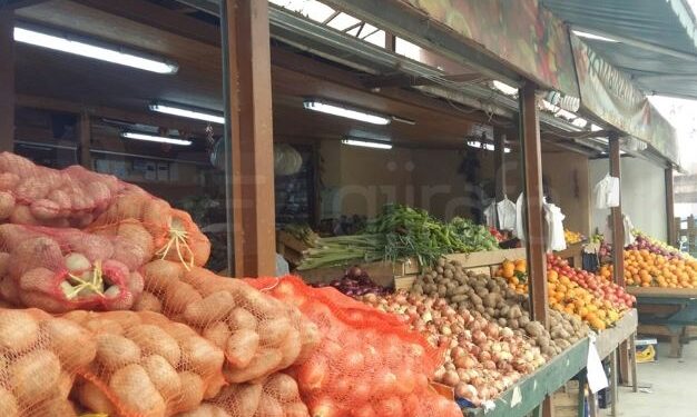 Mungesa e prodhimit vendas, dyfishohet çmimi i qepës