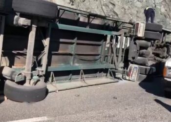 Përgjaket “Rruga e Kombit”, përmbyset kamioni