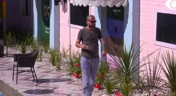 Luizi dhe Elvisi derdhin ketchup mbi tavolinë dhe fshehin lugët e ekspresit 