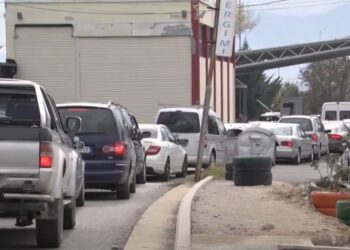 Temperaturat e larta të motit: Qytetarët dynden drejt Maqedonisë, radhë të gjata në doganën e Bllatës 