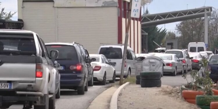 Temperaturat e larta të motit: Qytetarët dynden drejt Maqedonisë, radhë të gjata në doganën e Bllatës 