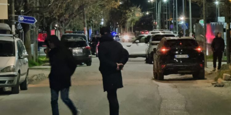 Panik në Tiranë, qëllohet me armë godina e Top Channel! Humb jetën roja i sigurisë