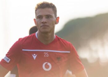 “Qytetar Nderi”, Bashkia e Cërrikut nderon Kristjan Asllanin: Imazh dhe motiv krenarie