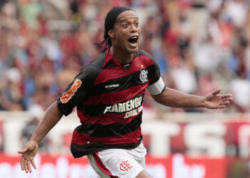 Ronaldinho surprizon tifozët me paraqitjen e fundit (Video)