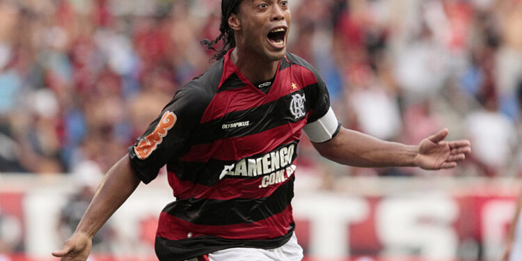 Ronaldinho surprizon tifozët me paraqitjen e fundit (Video)