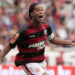 Ronaldinho surprizon tifozët me paraqitjen e fundit (Video)