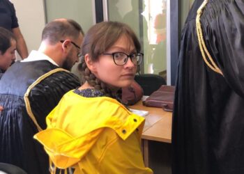 Tentuan të hynin në ambientet e uzinës së armëve në Gramsh, shtyhet gjyqi për shtetasen ruse 