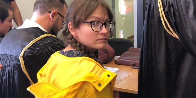 Tentuan të hynin në ambientet e uzinës së armëve në Gramsh, shtyhet gjyqi për shtetasen ruse