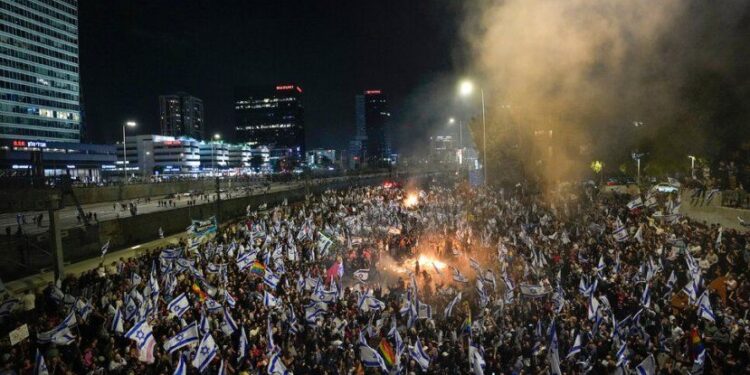 U shkarkua nga detyra Ministri i Mbrojtjes, protesta masive në Izrael