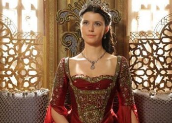 Tetë gjëra që nuk i dini për aktoren turke Beren Saat