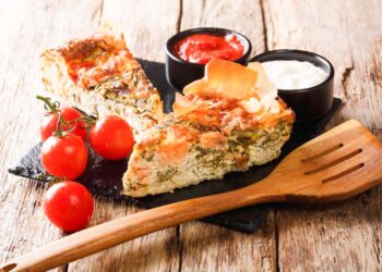 Receta e ditës, byrek me domate dhe salmon