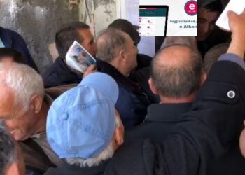 Fermerët e Korçës në radhë për subvencionin e naftës: Kemi ardhur që në 5 të mëngjesit, s’punon sistemi