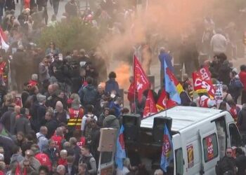 Qytetarët nuk ndalojnë protestat në Francë, shtyhet vizita e mbretit Charles III