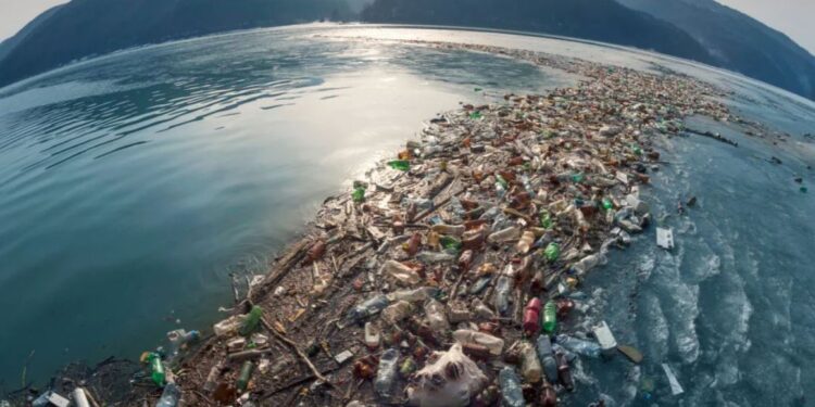 Njihuni me “ Ishullin e plastikës” në Oqeanin Paqësor