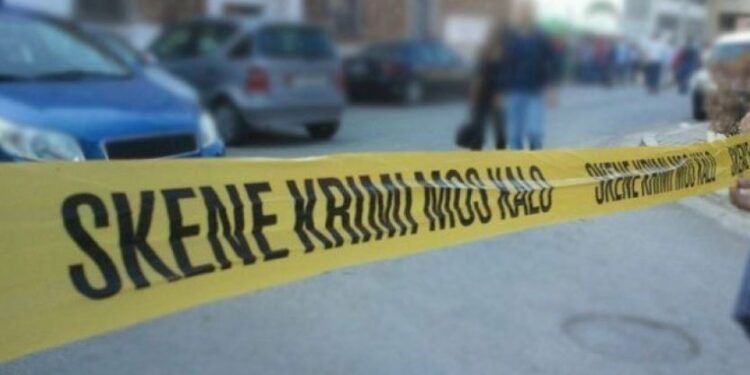 Ngjarje e rëndë në Tepelenë, 42-vjeçari godet me thikë gruan dhe më pas veten