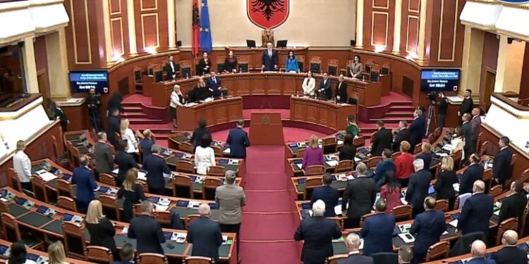 Vrasjet nga Dan Hutra, seanca plenare nis me një minutë heshtje, Nikolla: Agresori të marr dënimin maksimal!