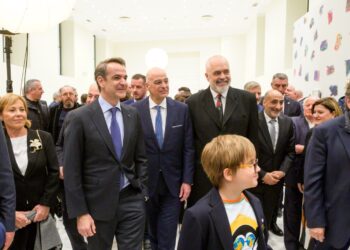 Mitsotakis dhe Dendias në ekspozitën e punimeve të Edi Ramës në Greqi