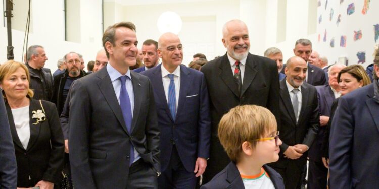 Mitsotakis dhe Dendias në ekspozitën e punimeve të Edi Ramës në Greqi