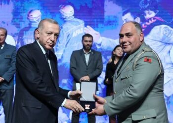 Presidenti turk Erdogan nderon me Urdhrin e Lartë ekipin shqiptar të kërkim-shpëtimit