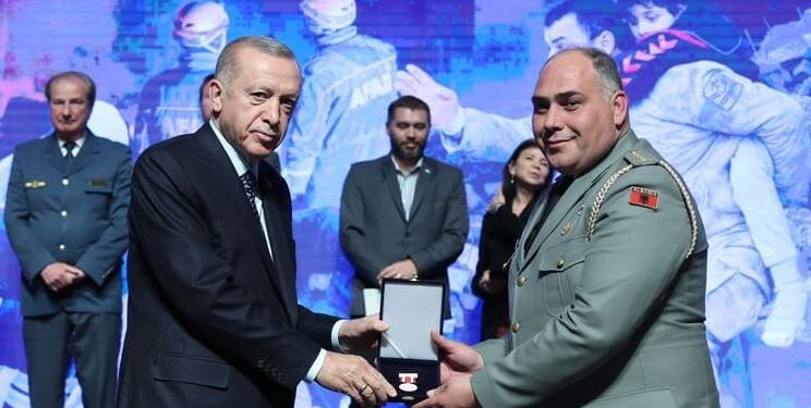 Presidenti turk Erdogan nderon me Urdhrin e Lartë ekipin shqiptar të kërkim-shpëtimit