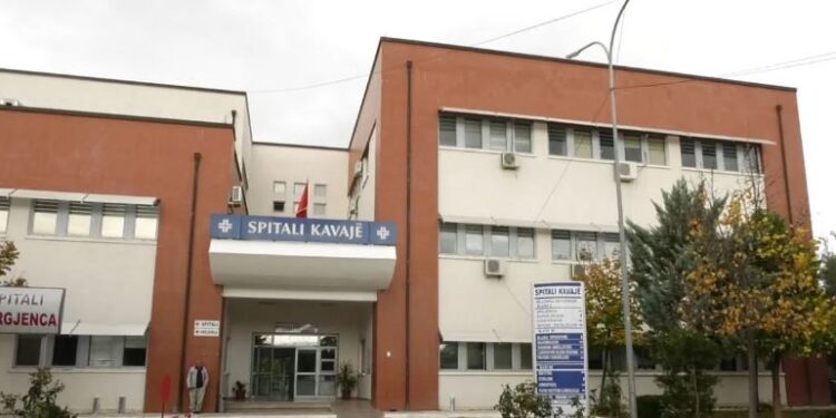 Shkak higjena, 4 persona përfundojnë në spitalin e Kavajës pasi qëndruan gjatë në pishinën e brendshme të një hoteli