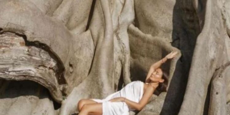 I vihen prangat vlogeres në Bali, pasi pozoi nudo në pemën e shenjtë 700-vjeçare