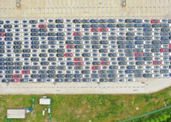 Dominon tregu kinez, në 2022 shitjet e makinave elektrike u rritën me 55%