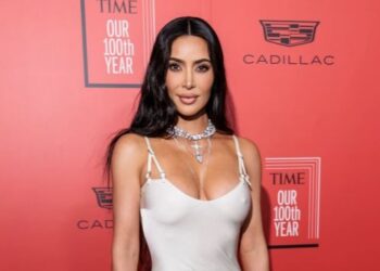 Kim Kardashian mahnit fansat me fustanin e saj në mbrëmjen gala të revistës “Time”
