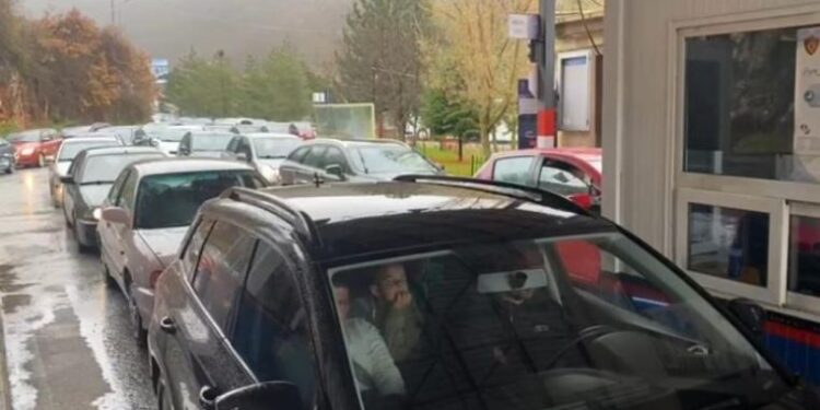 Pashkët Ortodokse, lum makinash në pikën kufitare të Kapshticës