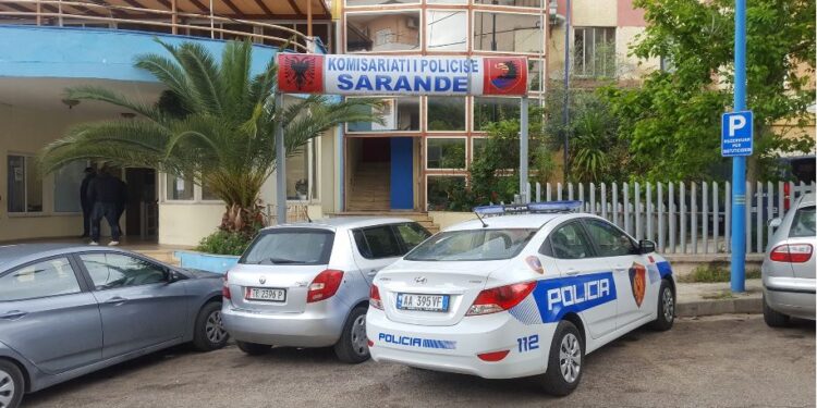 Tentoi të kalonte në kufi 10 emigrantë të jashtëligjshëm, bie në pranga 20-vjeçari