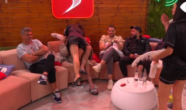 Vajzat këndojnë një zëri këngën e Luizit, Kiara bën gjestin romantik