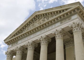 Gjykata e lartë franceze shuplakë protestuesve, mbështet Macron për rritjen e moshës së daljes në pension