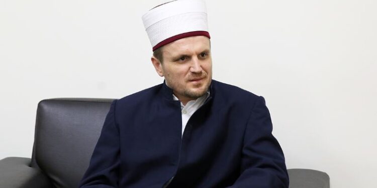 Imami Shqiptar kritikon politikanët: Mos na merrni dhe iftarin të paktën!