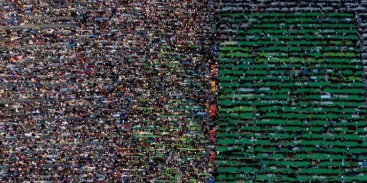 BBC rendit fotot më të mira gjatë faljes së namazit, mes tyre edhe lutja në sheshin “Skënderbej”