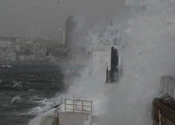Ç’po ndodh në Stamboll ? Stuhia e fuqishme ktheu ditën në natë                ( Video )