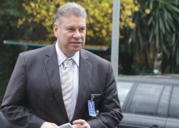 Escobar takim me krerët e partive