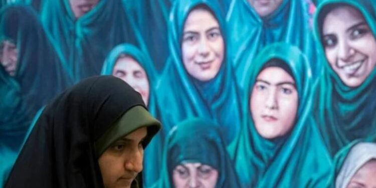 Irani me masa të ashpra, do të ndjekë penalisht personat që inkurajojnë gratë të mos mbajnë hixhab