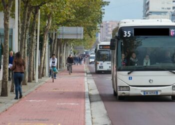 Autobusi i linjës së Institutit merr flakë gjatë lëvizjes
