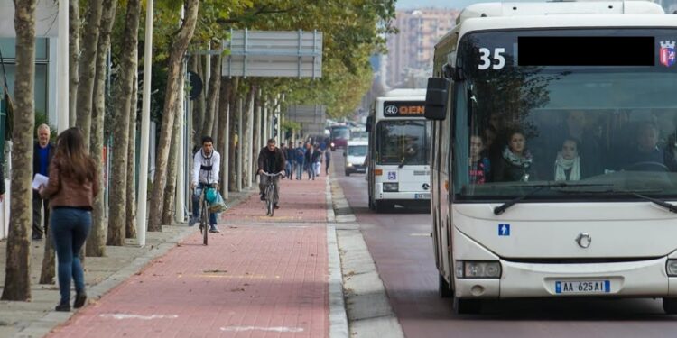 Autobusi i linjës së Institutit merr flakë gjatë lëvizjes