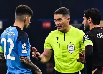 Një natë stresuese për Milanin, tifozët e Napolit brohorasin e këndojnë deri në mëngjes