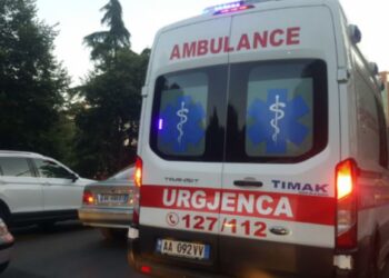 Automjeti përplaset me motorin, një i plagosur në Korçë