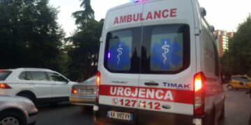 Automjeti përplaset me motorin, një i plagosur në Korçë