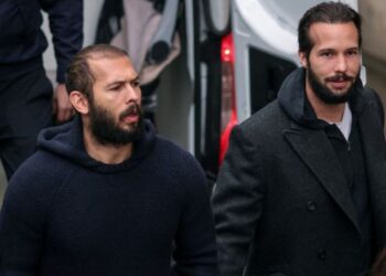 U akuzuan për përdhunim dhe krim të organizuar, lirohet nga burgu Andrew Tate dhe vëllai i tij