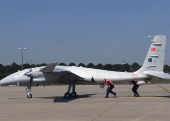 Droni Turk Bayraktar lëshon me sukses raketën e fuqishme