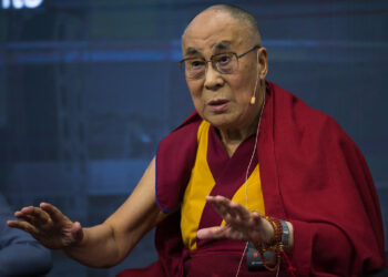 Dalai Lama kërkon falje pasi puthi djalin e mitur dhe i kërkon t’i “thithte gjuhën” (video)